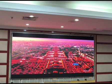 襄陽省公路局6樓室內全彩P1.86安裝完成  尺寸：3.52X1.76 像素點：1892X946