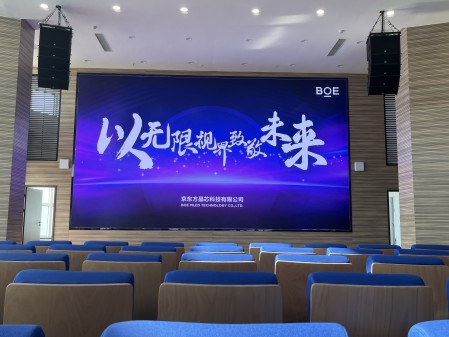 潛江**汽車測試場COB1.2安裝調試完成  尺寸: 8.4*4.725     像素點: 6720*3780